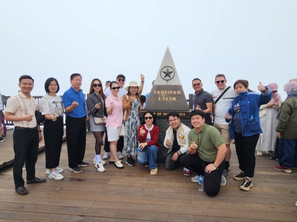 Đoàn chụp ảnh tại đỉnh Fansipang